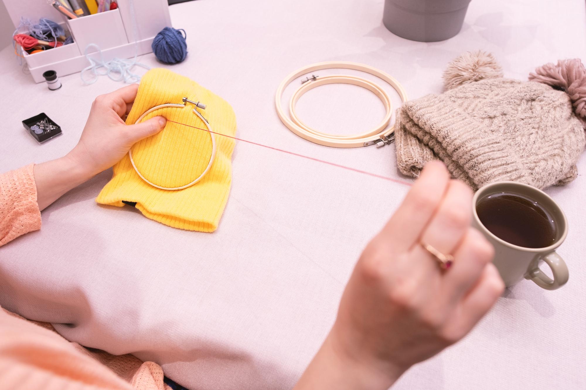 atelier z haftami na stole